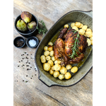 Poulet rôti et pommes de terre dans plat à four en céramique gris