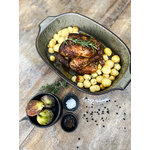 Cuisson dun poulet et de pommes de terre dans un plat à four en céramique gris de la gamme comporta