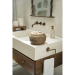 Panier rond en rotin Peek-a-boo dans une salle de bain