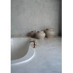 Trio de vases en terre cuite couleur béton et raphia dans une salle de bain