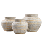 Trois vases ronds gris et raphia de tailles différentes en beton