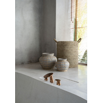 Deux vases gris en béton et raphia belly dans une salle de bain