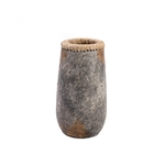 Vase haut en béton et raphia sneaky de la marque Bazar Bizar