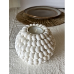 Bougeoir en coquillages naturels fait main sur table