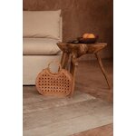 Table Rooty installée près d’un canapé, dans un salon