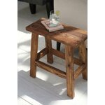 Tabouret Fab Rustic utilisé comme petite table avec un verre posé sur son assise.