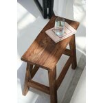 Tabouret Fab Rustic présenté devant un canapé, vue de face.