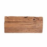 Détail du veinage et des nœuds dans l’assise en teck naturel.