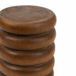 Gros plan sur les anneaux sculptés dans le bois du tabouret Umiko.