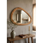 Miroir asymétrique en teck naturel présenté dans un intérieur