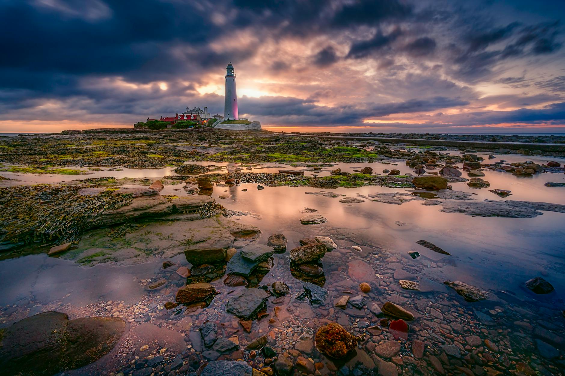 photographie de paysage du phare blanc pendant la journee nuageuse