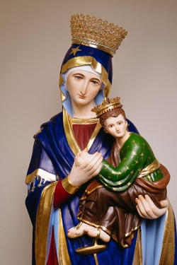 Élégante statue de la Vierge Marie et de l'Enfant Jésus couronnés, symbolisant la dévotion catholique
