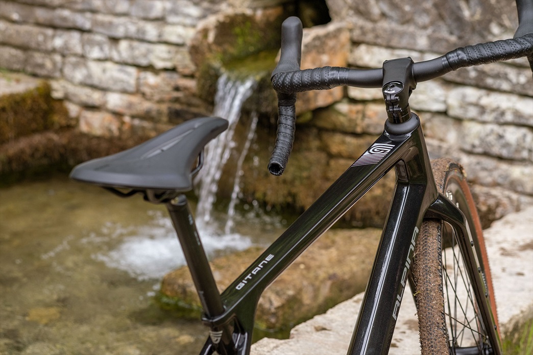 g_wild_alpina_carbon_velo_gravel_noir_gitane_2024_2