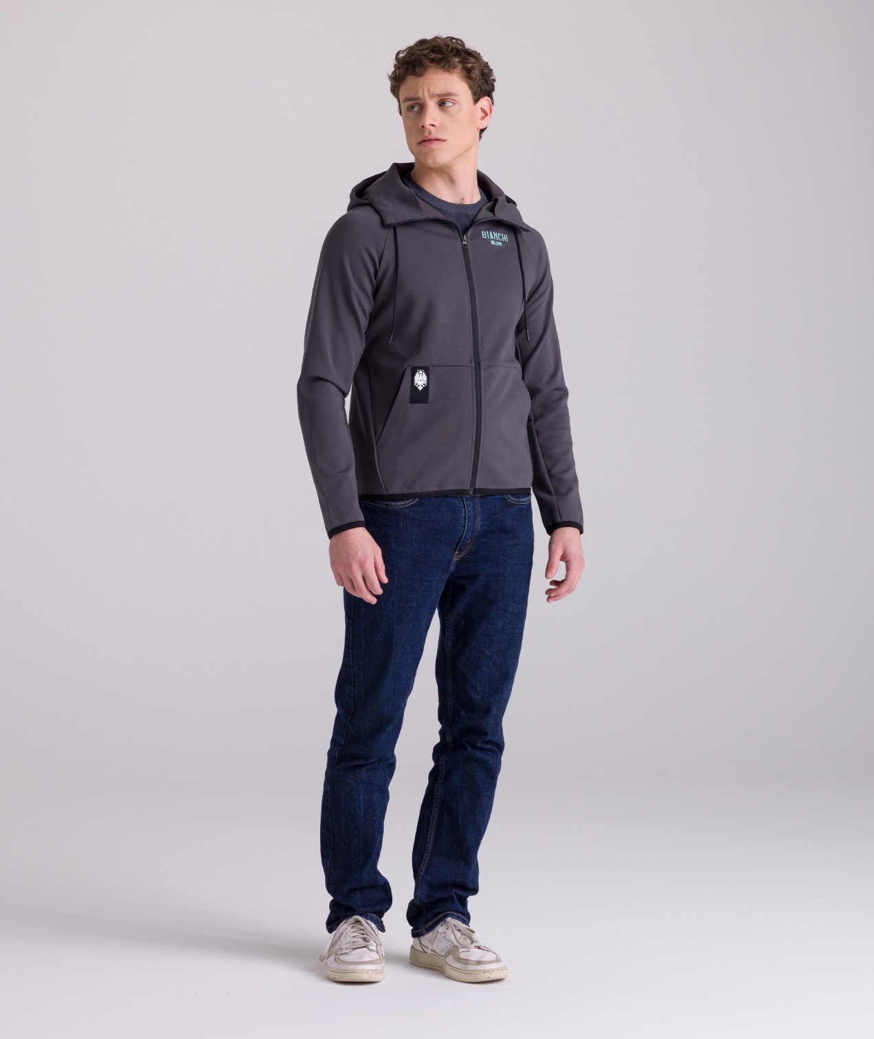 fan_lifestyle_sweat_capuche_gris_bianchi_milano_2025_4