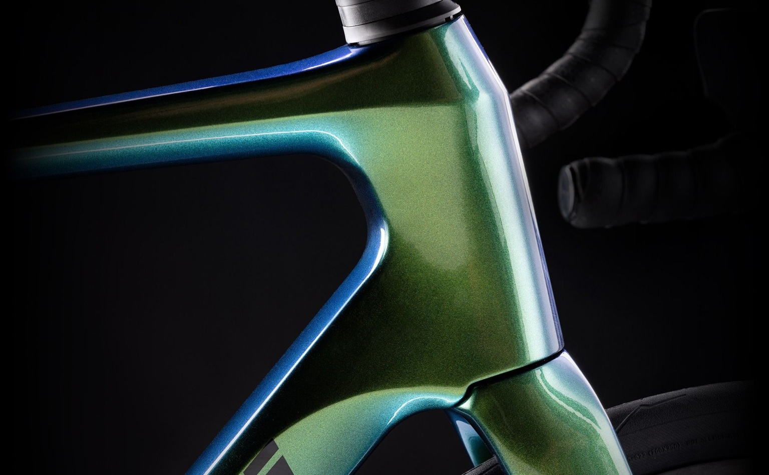 Infinito_pro_ultegra_di2_velo_vert_cameleon_9h_bianchi_2026_2