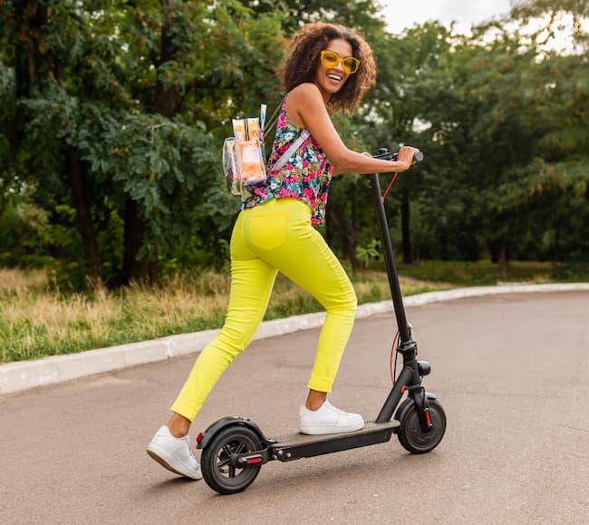 trottinette electrique avec femme en ville