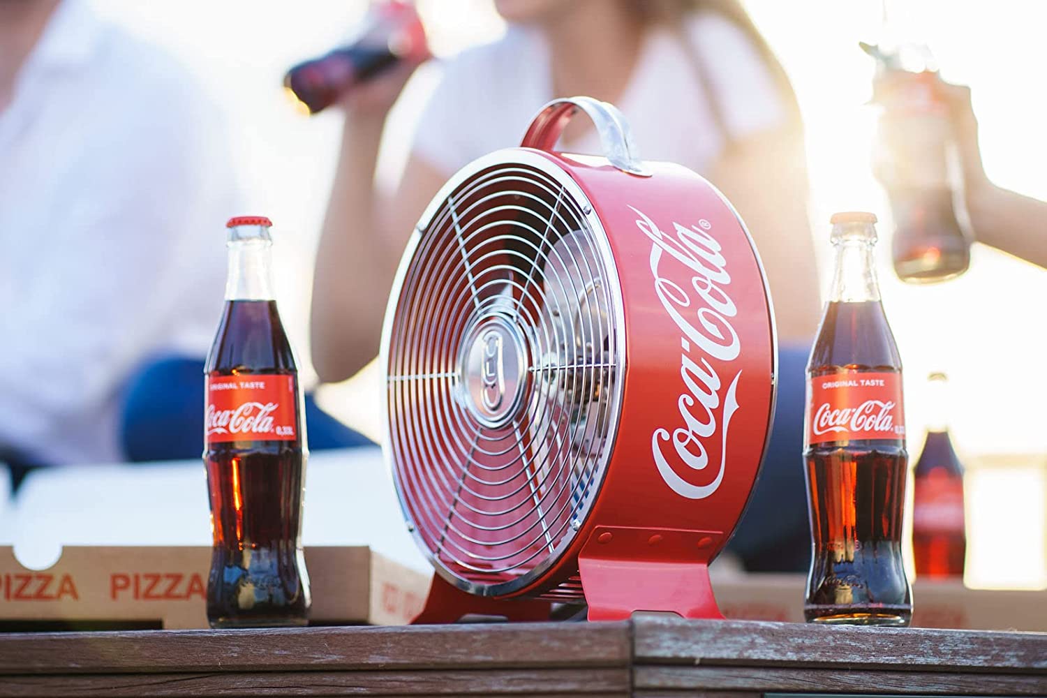 ventilateur Coca-Cola au design vintage et rétro a cote de bouteille coca-cola