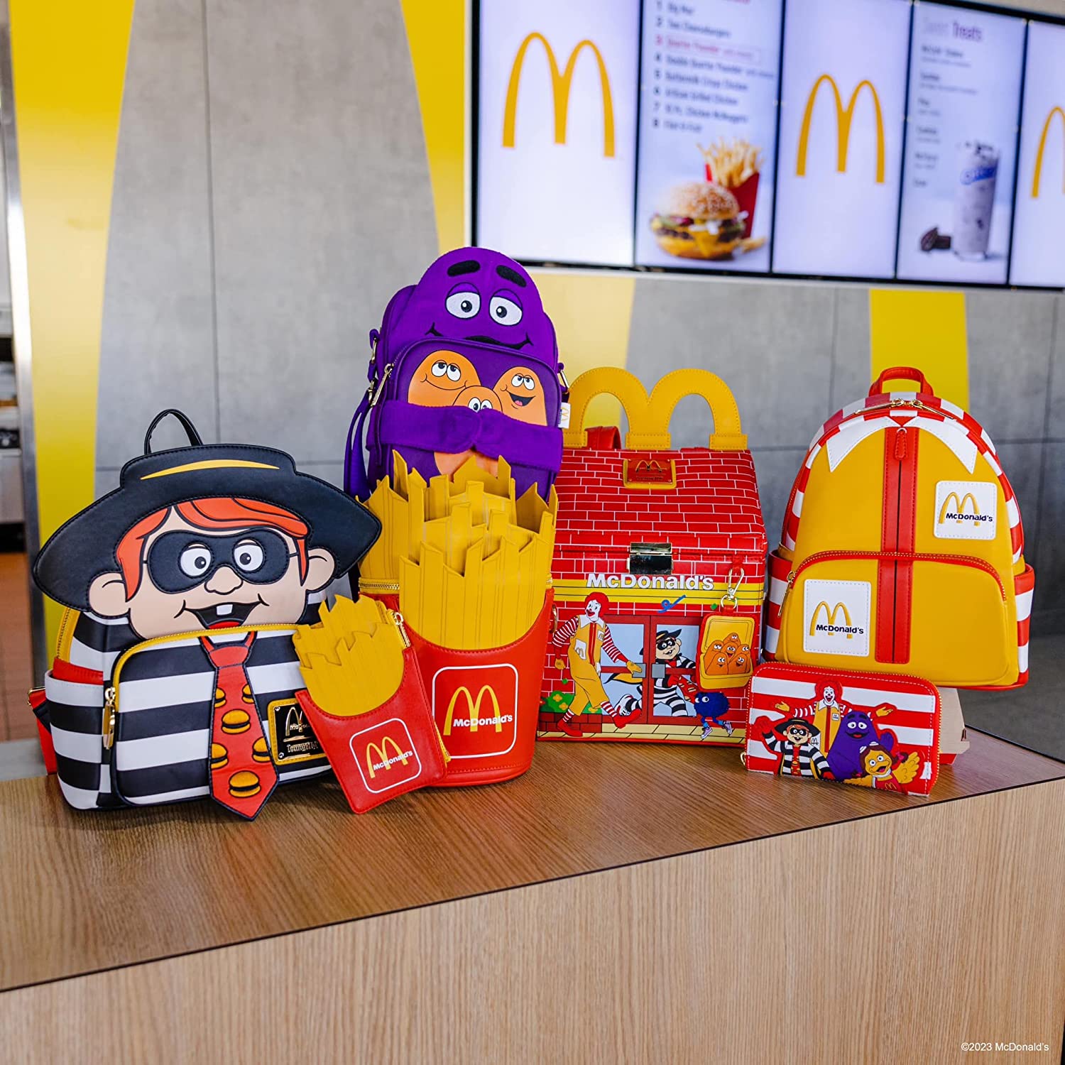 Mini sac à dos McDonalds Loungefly à votre collection de jouets a coté de plein de jouet