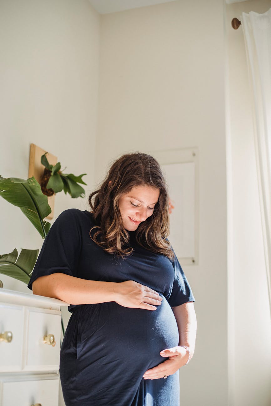 femme enceinte qui attend bébé