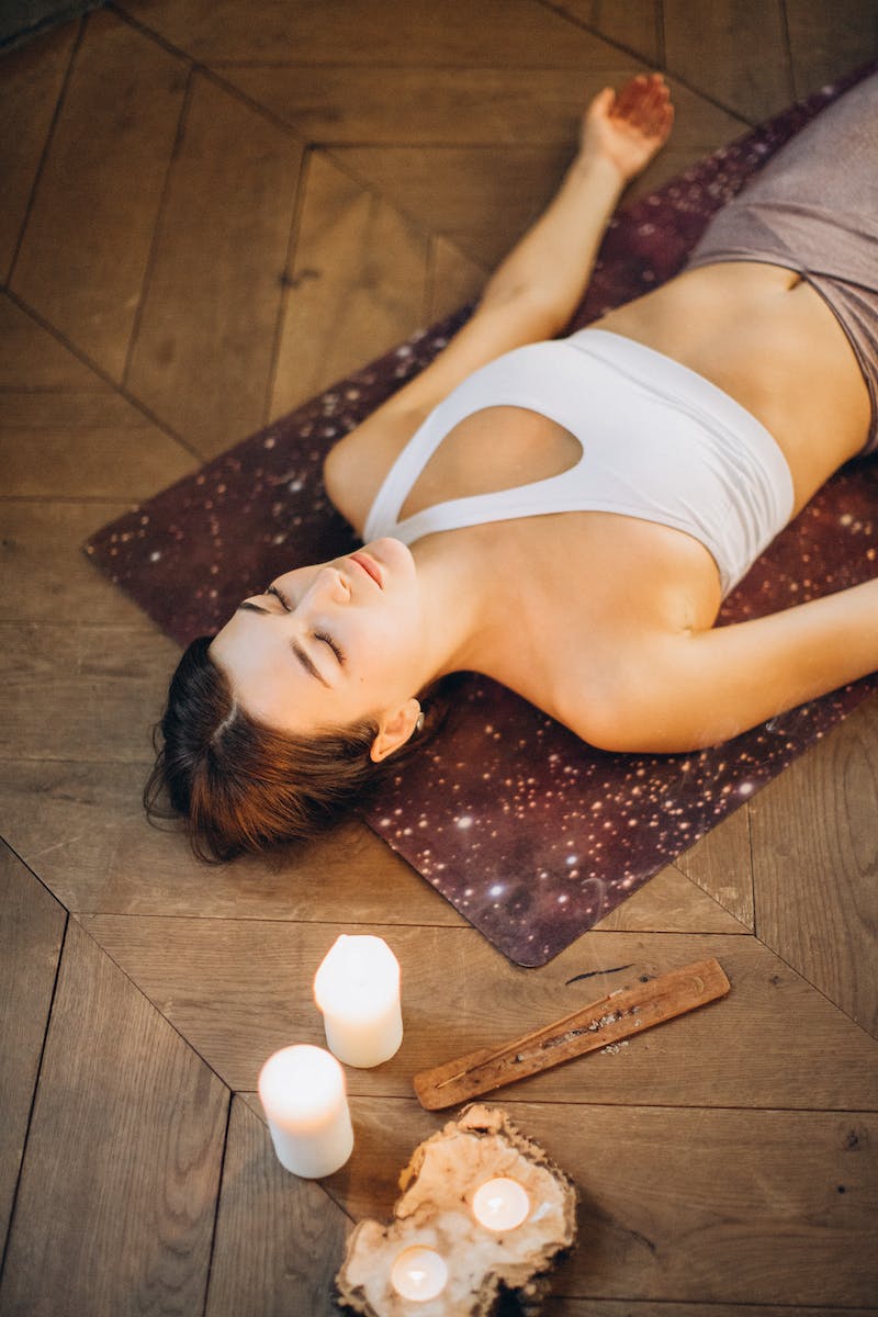 femme se detendre dans un tapis de yoga