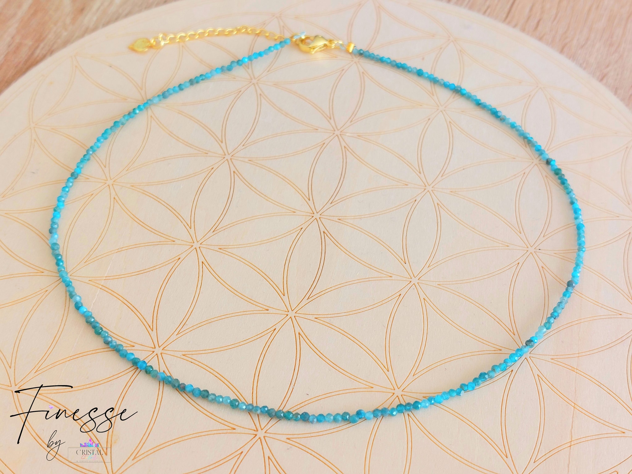 collier-ras-du-cou-perles-pierres-naturelles-apatite-cristal-color