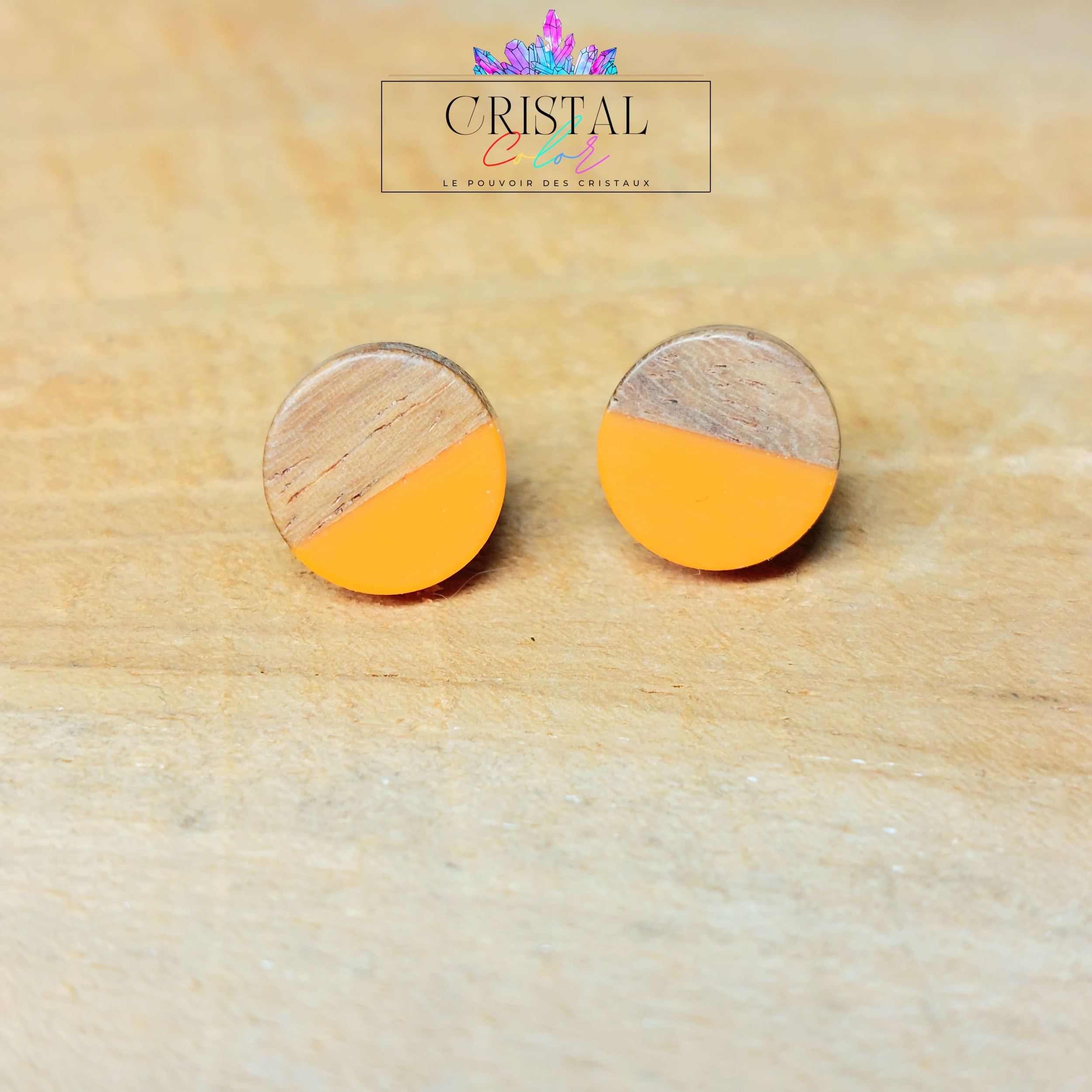 boucles-d-oreilles-puces-bois-résine-cristal-color-le-pouvoir-des-cristaux-by-aline-orange-opaque