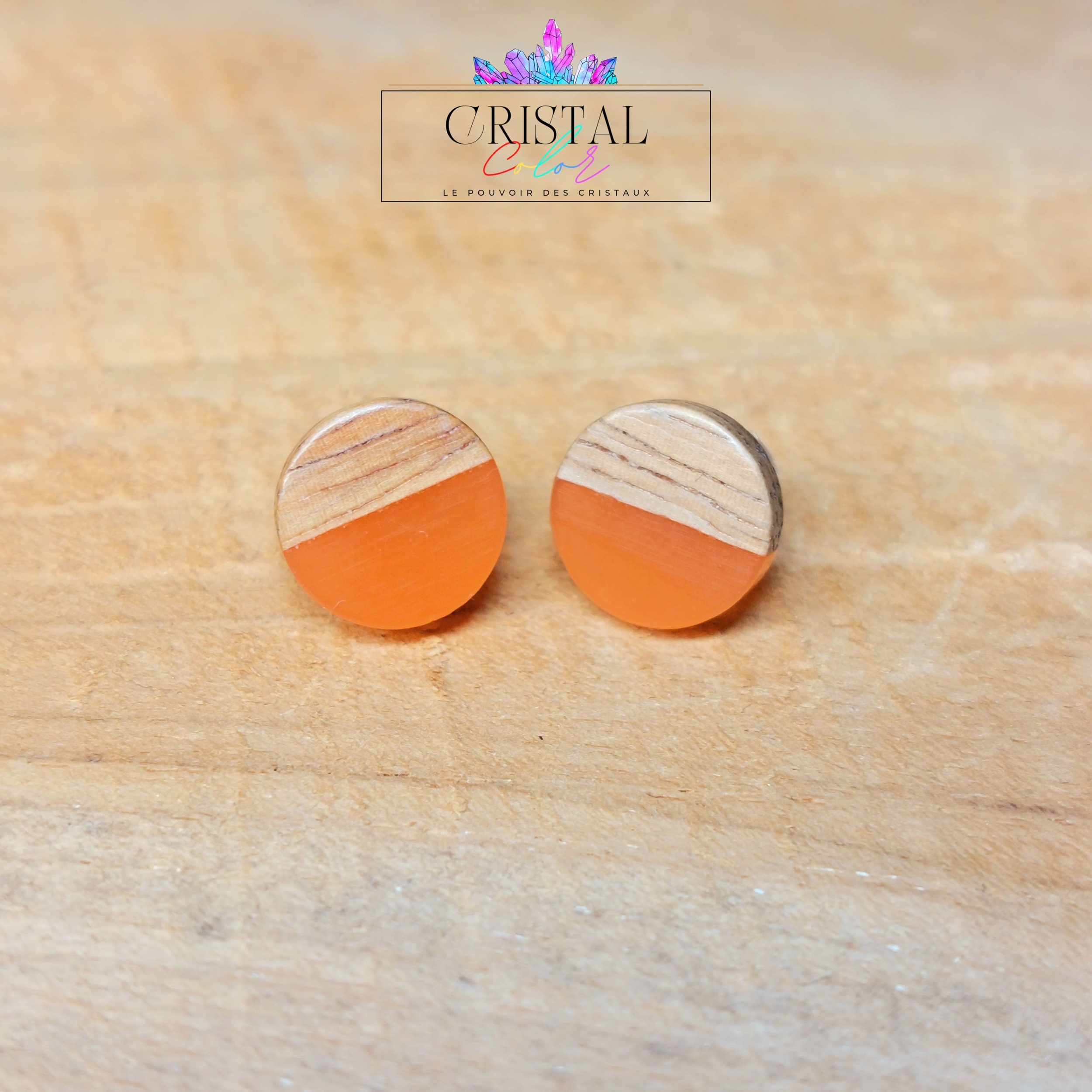 boucles-d-oreilles-puces-bois-résine-cristal-color-le-pouvoir-des-cristaux-by-aline-orange-translucide