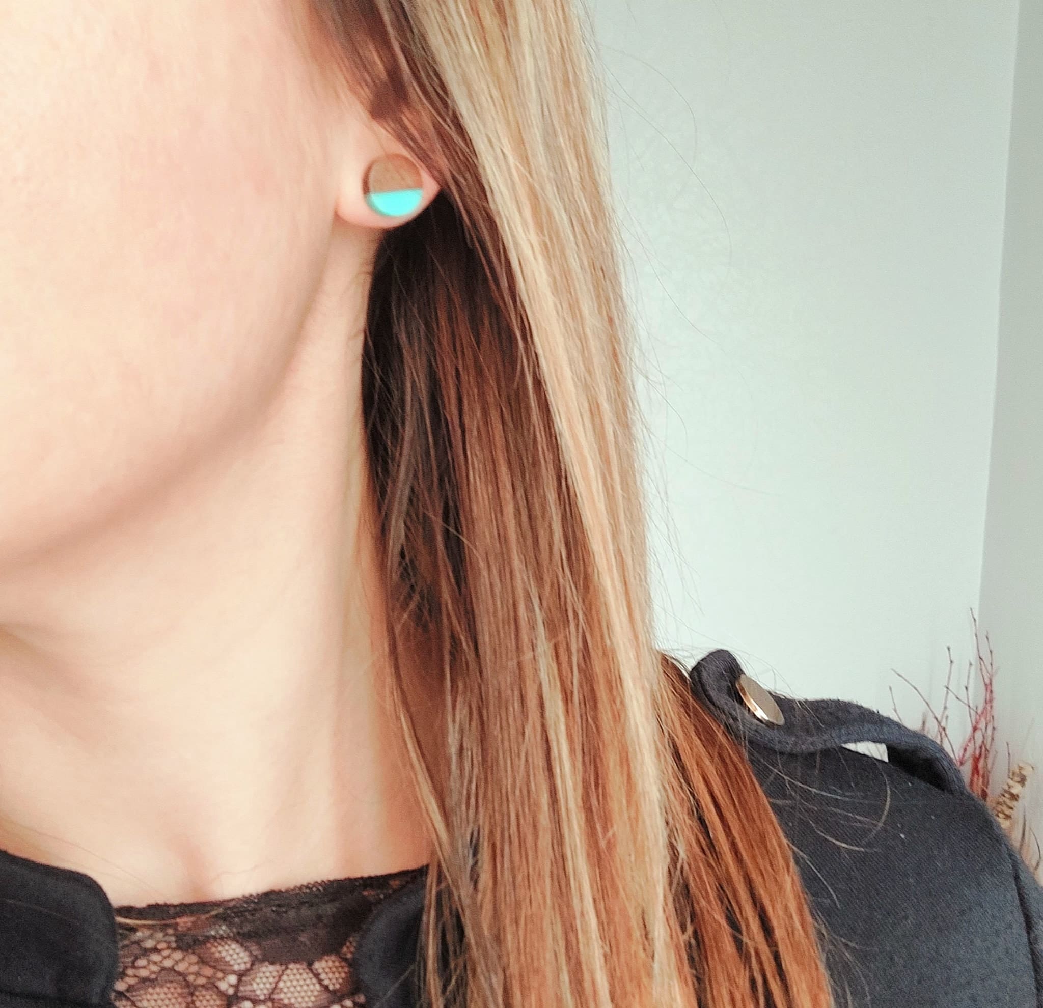 boucles-d-oreilles-puces-bois-résine-cristal-color-le-pouvoir-des-cristaux-by-aline-turquoise