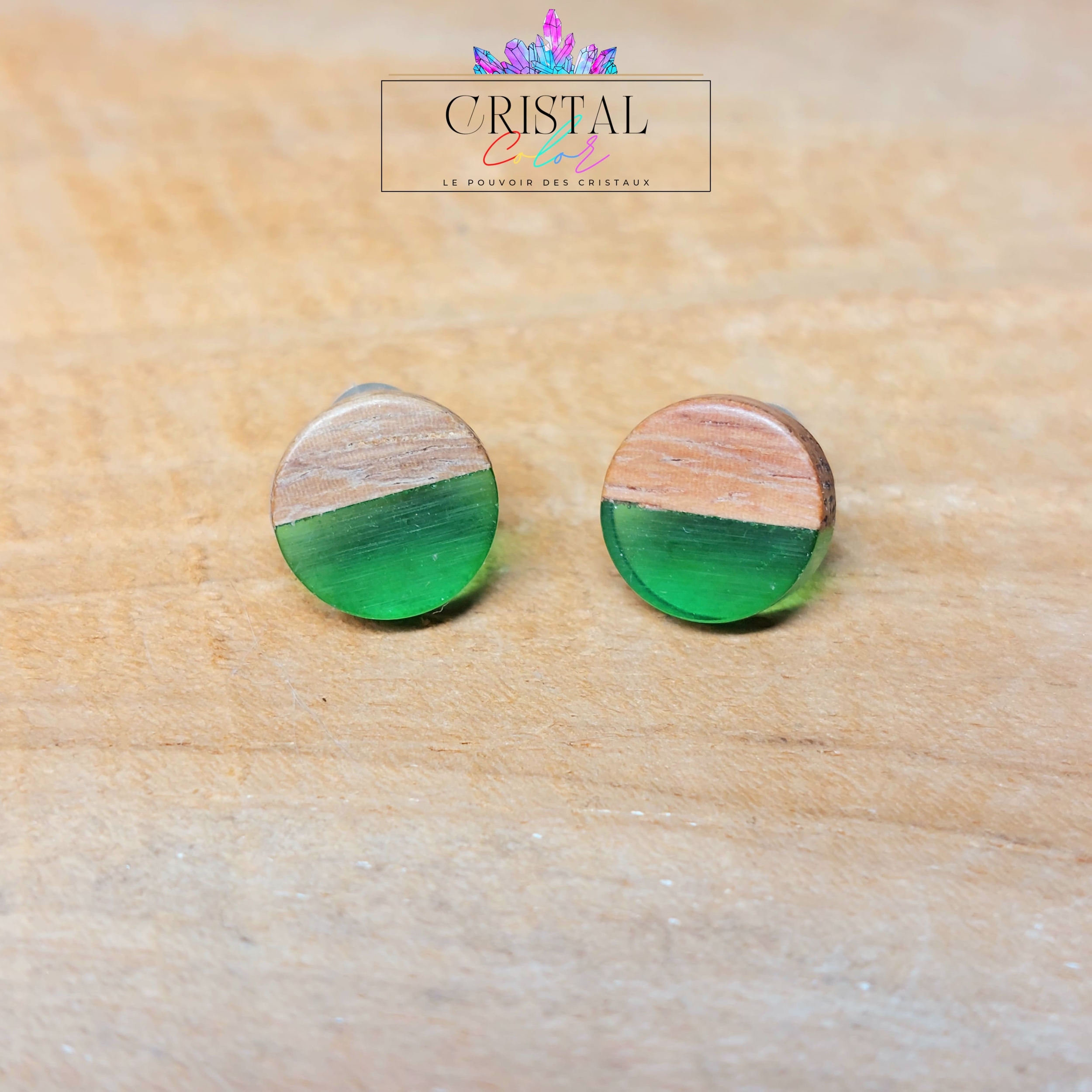 boucles-d-oreilles-puces-bois-résine-cristal-color-le-pouvoir-des-cristaux-by-aline-vert-translucide