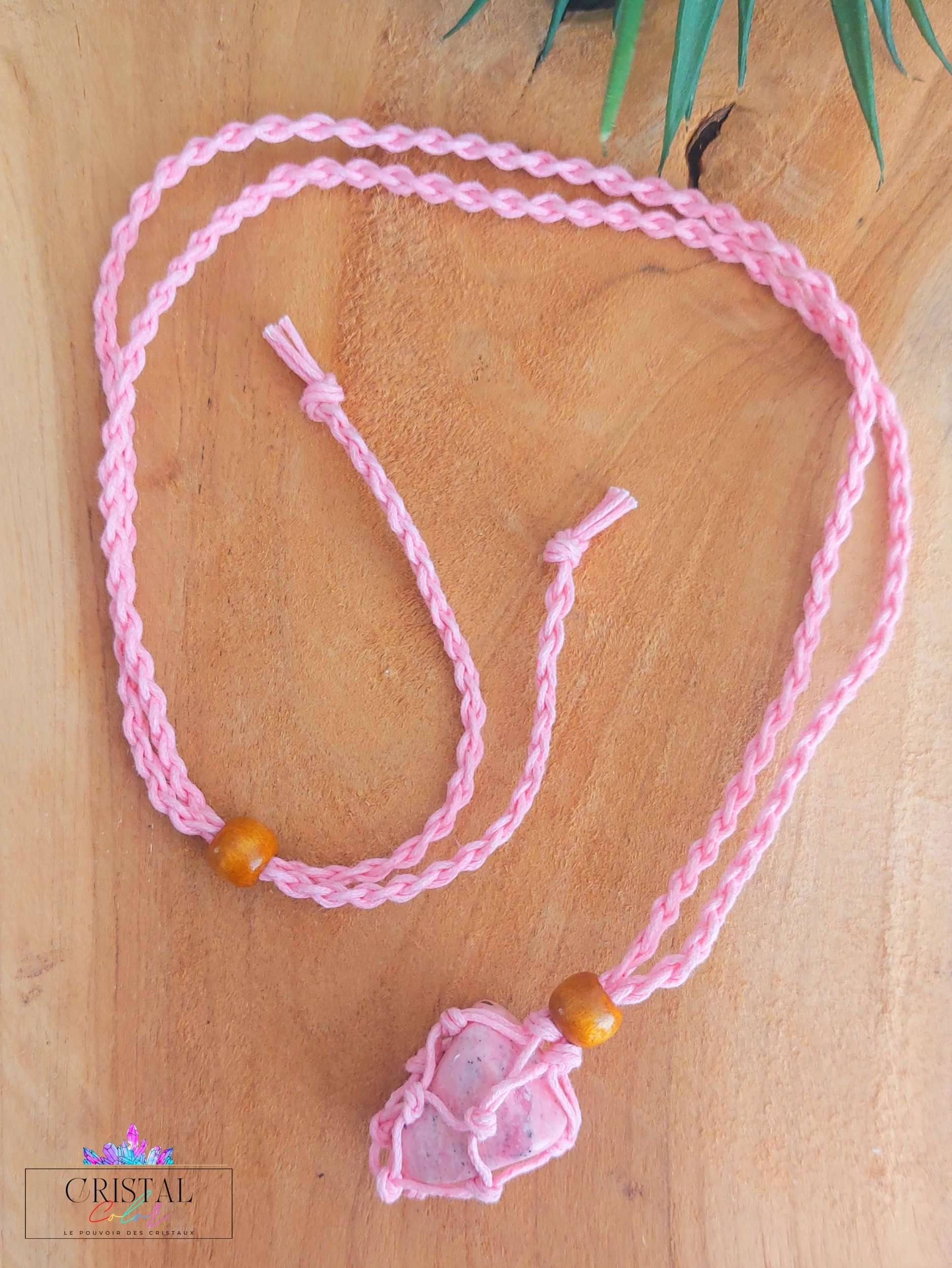 collier-cordon-tresse-porte-pierre-cage-pierre-macrame-rose-lithotherapie-pierres-naturelles-cristal-color-le-pouvoir-des-cristaux
