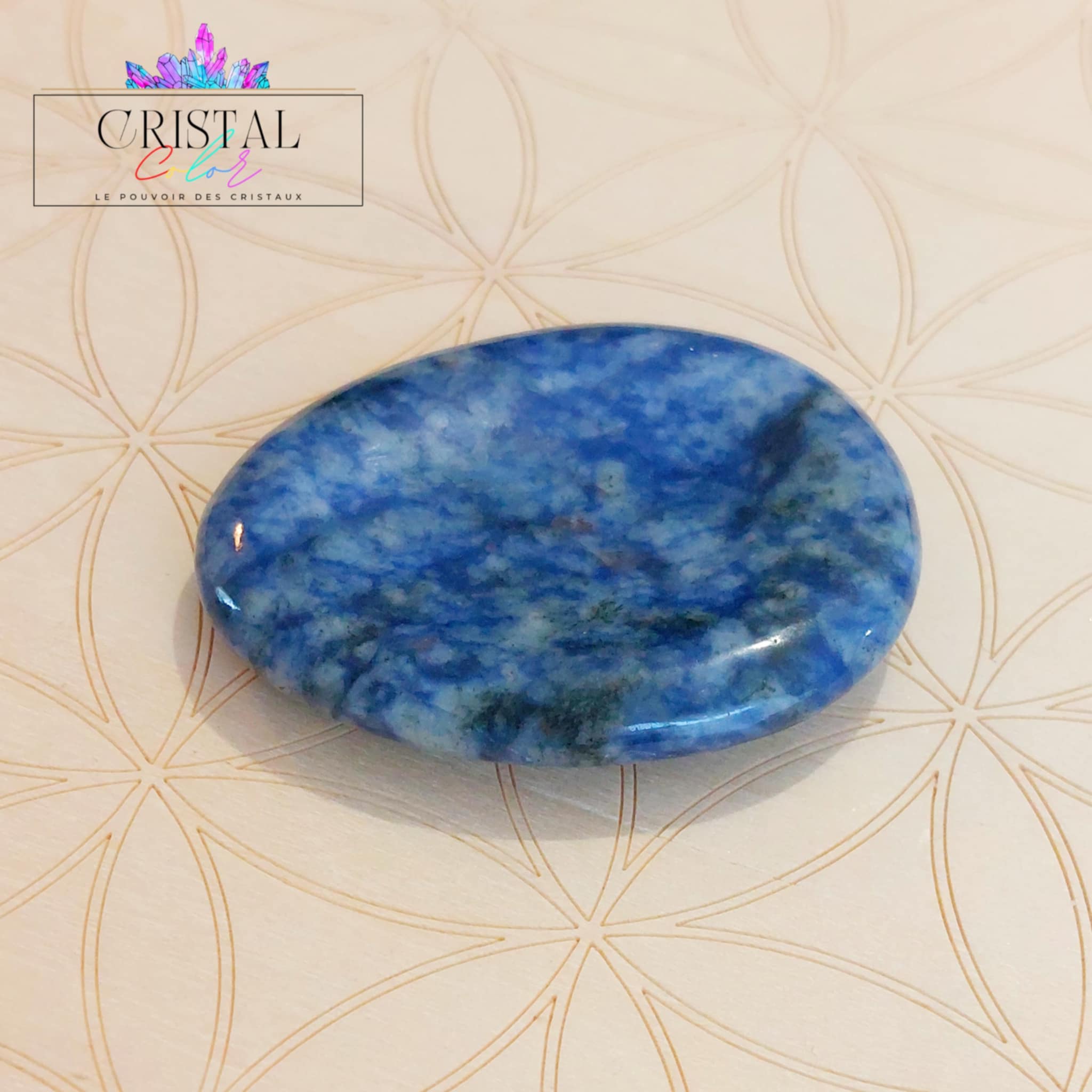galet-anti-stress-pierre-pouce-sodalite-paix-interieure-sommeil-cristal-color-pierre-naturelle-lithotherapie-1