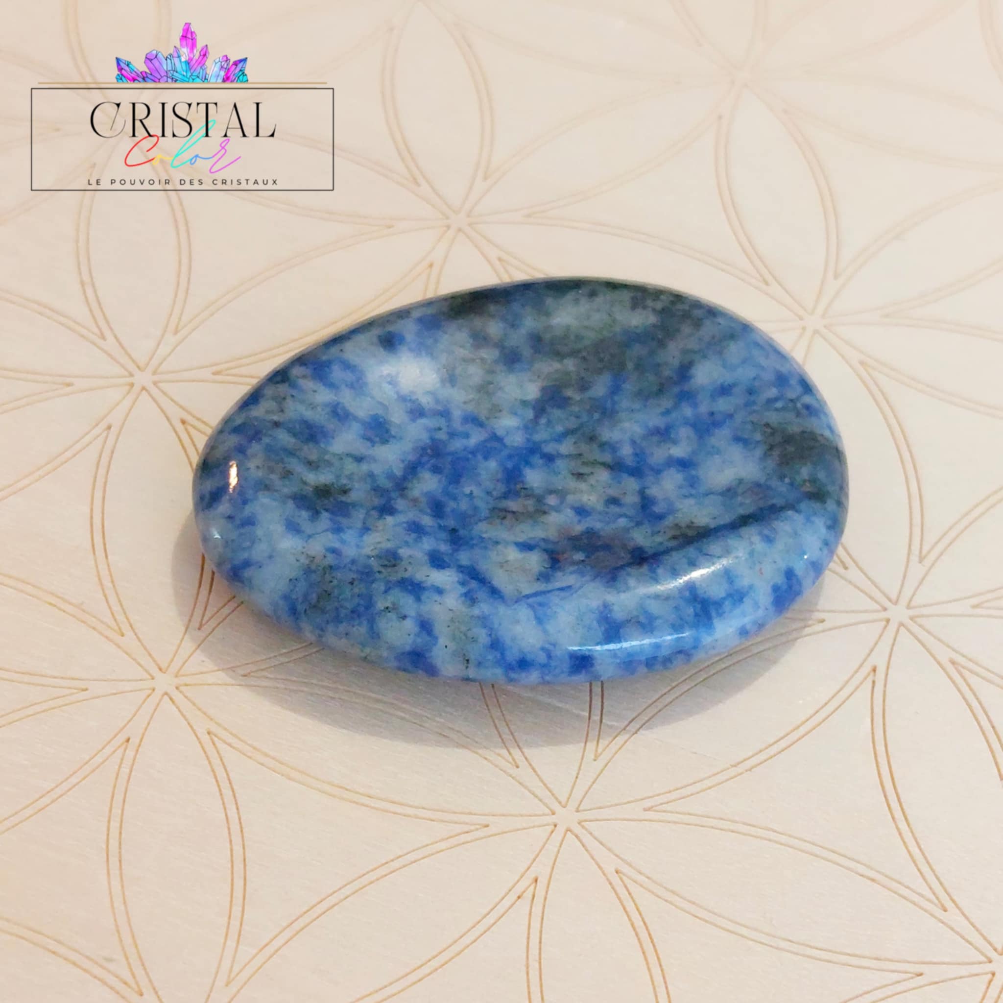 galet-anti-stress-pierre-pouce-sodalite-paix-interieure-sommeil-cristal-color-pierre-naturelle-lithotherapie-2