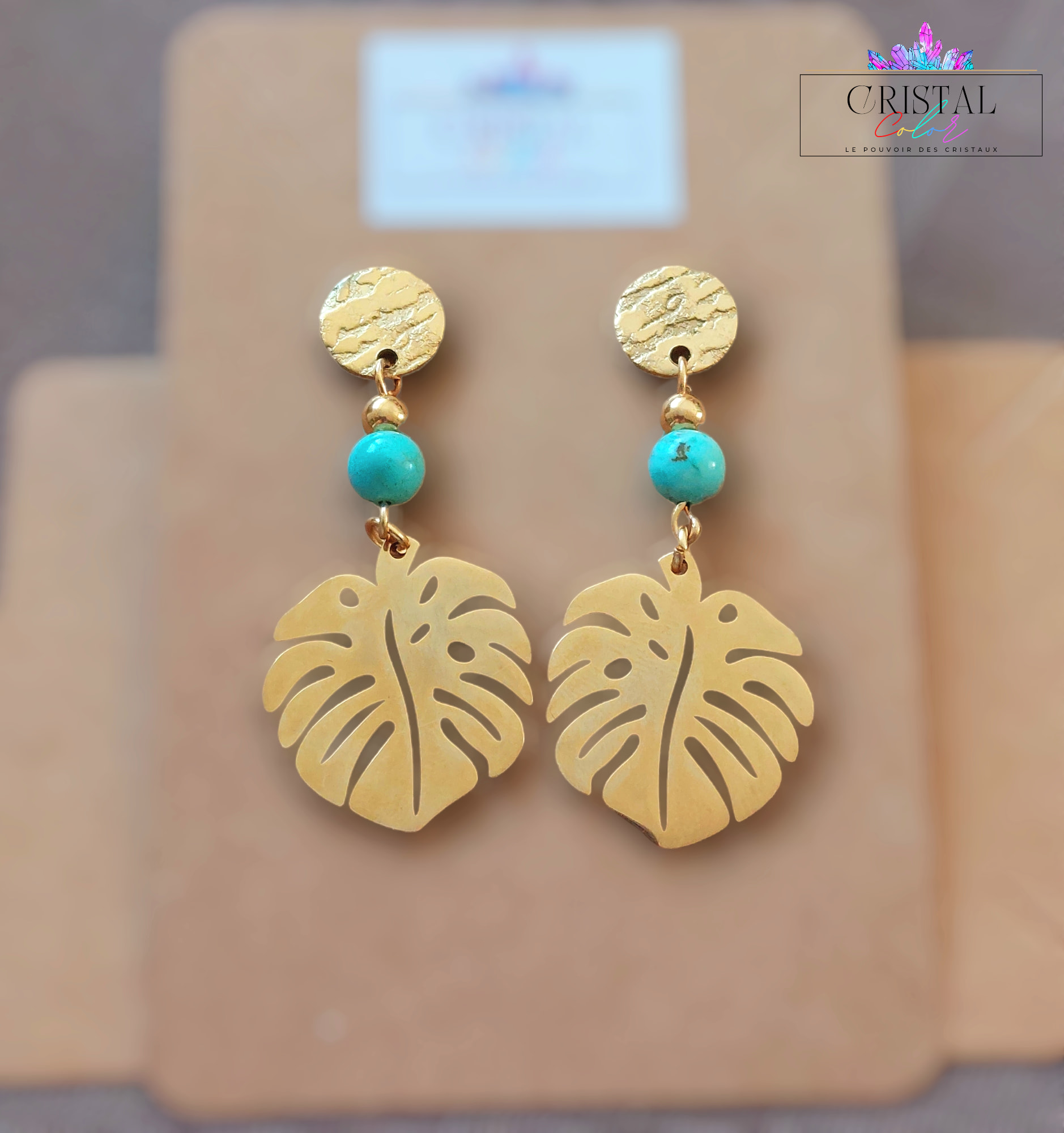 boucles-d-oreilles-tropical-doré-howlite-cristal-color-le-pouvoir-des-cristaux-by-aline