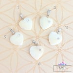 pendentifs-coeurs-nacre-cristal-color-le-pouvoir-des-cristaux-by-aline-lithotherapie-pierres-naturelles
