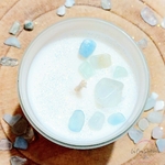 bougie-artisanale-cire-vegetale-coco-soja-pierres-naturelles-aigue-marine-cristal-color-le-pouvoir-des-cristaux-les-creas-scintillantes-2