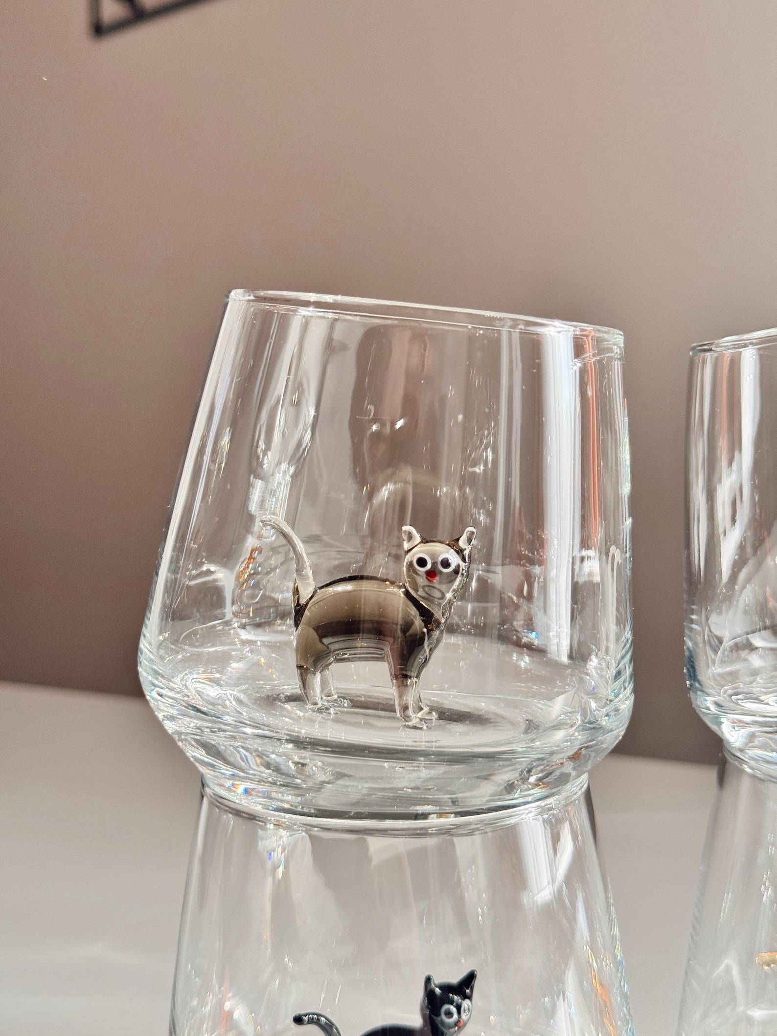 Murano cat glass with warm reflections, highlighting handmade quality