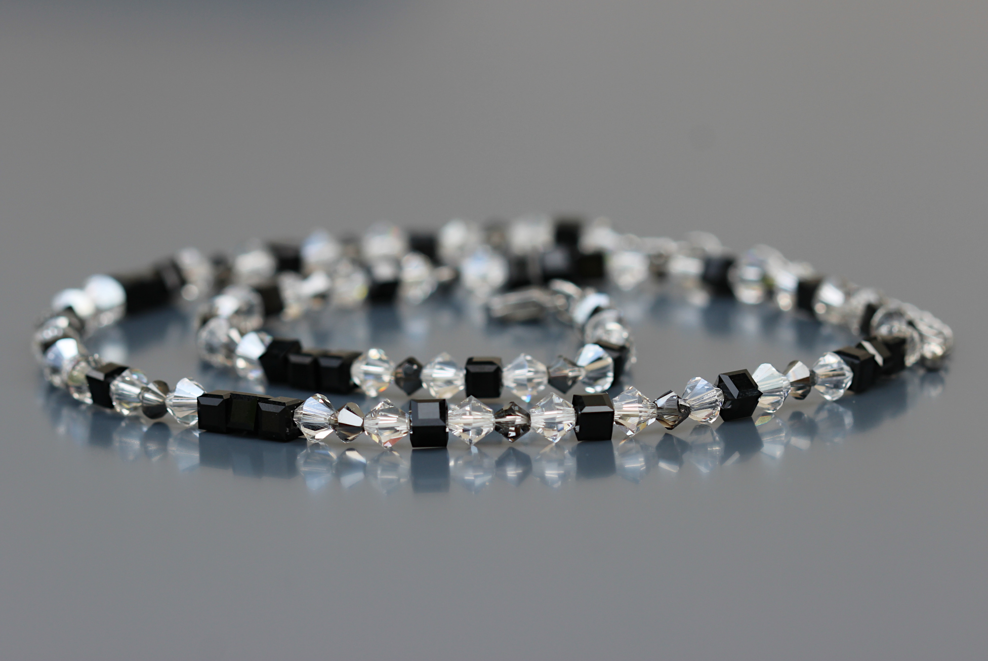 Collier Carole noir et cristal pour femme. Perles toupies et cubes en cristal européen. Fermoir acier inoxydable