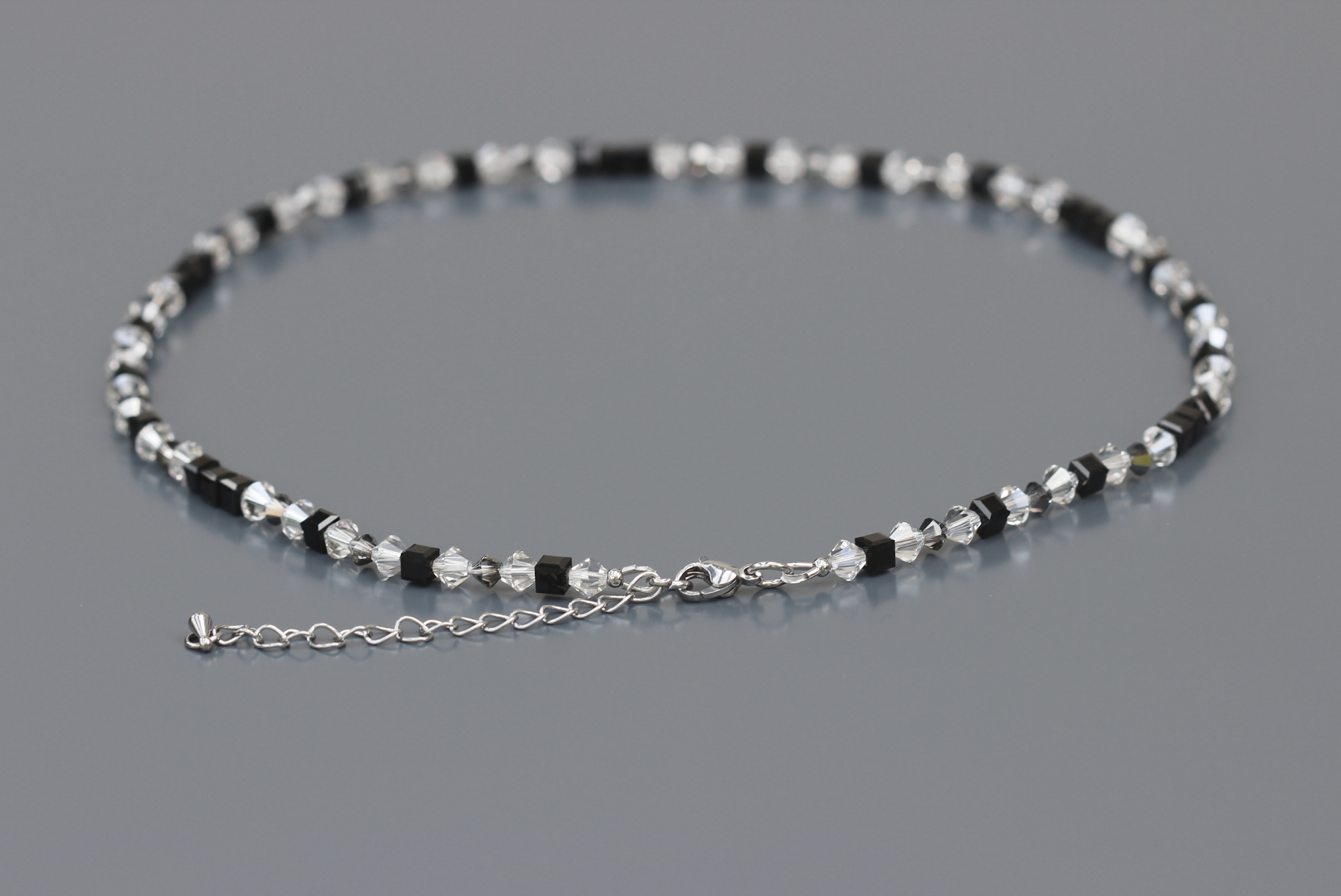 Fermoir et extension acier inoxydable du collier Carole en perles cristal européen noir et transparent