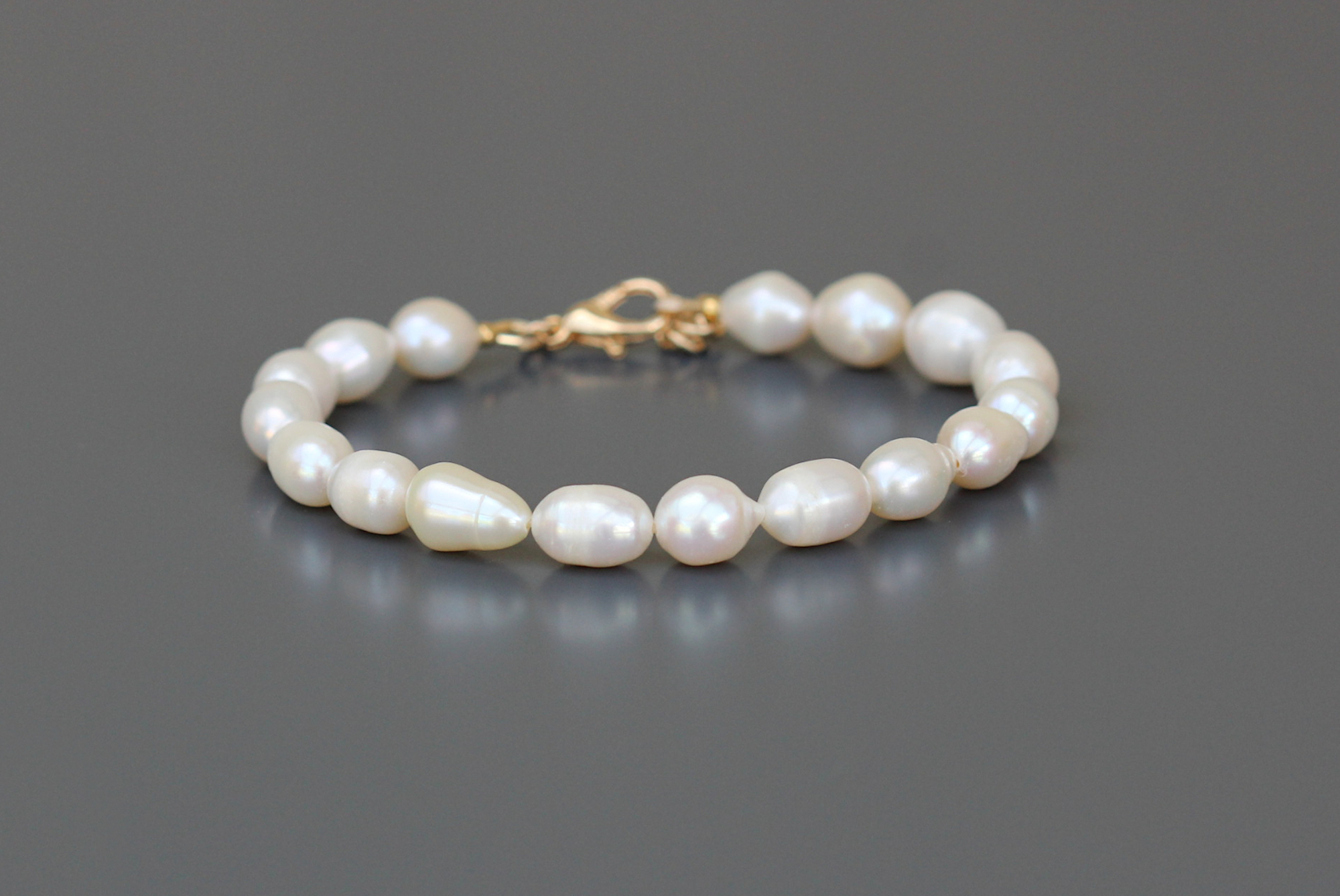 Bracelet pour femme en perles deau douce blanches avec apprêts gold filledPricila or Par DBCréations