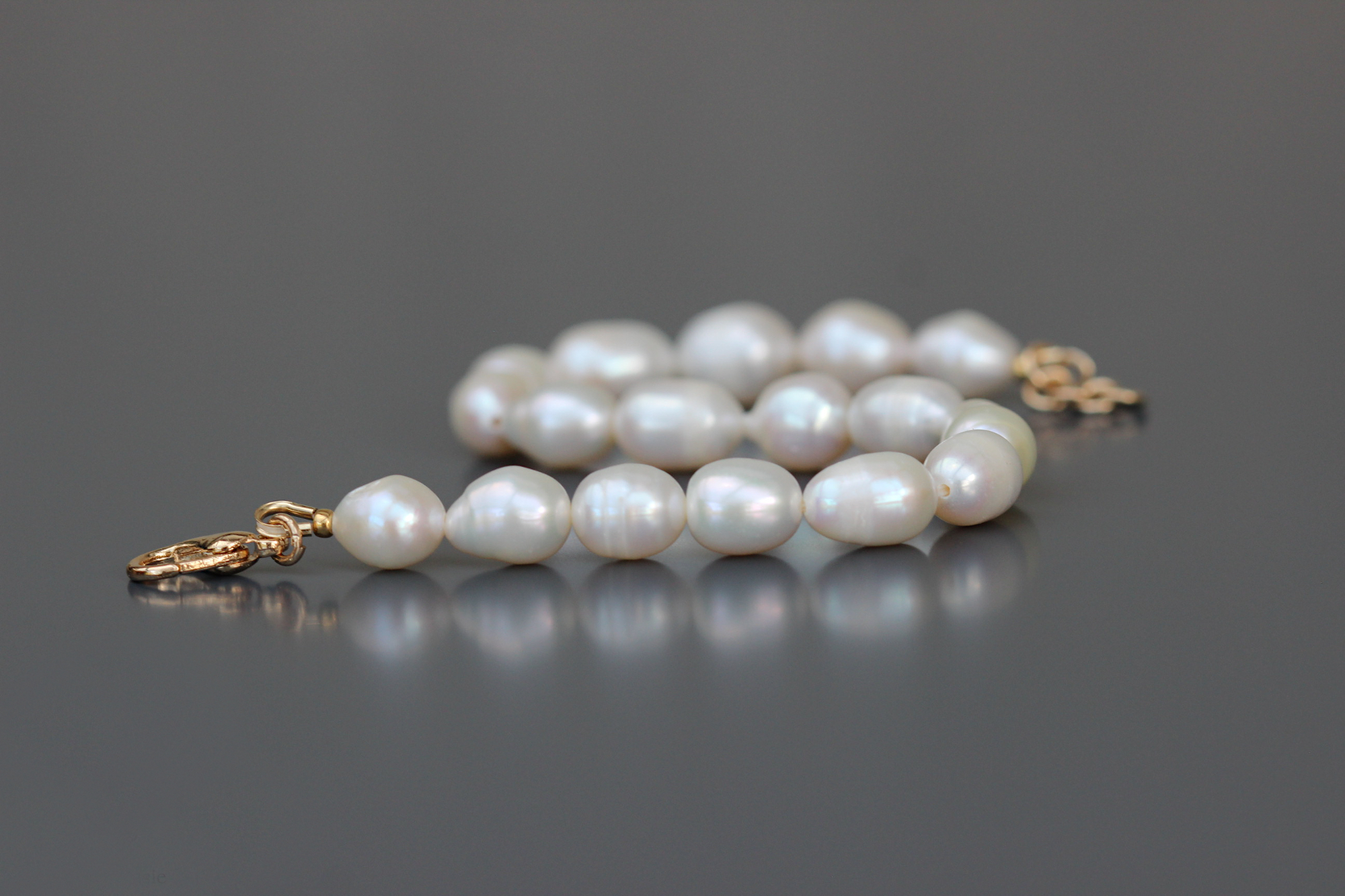 Bracelet Pricila or pour femme en perles deau douce blanches et apprêts en gold filled  par DorienneBCréations