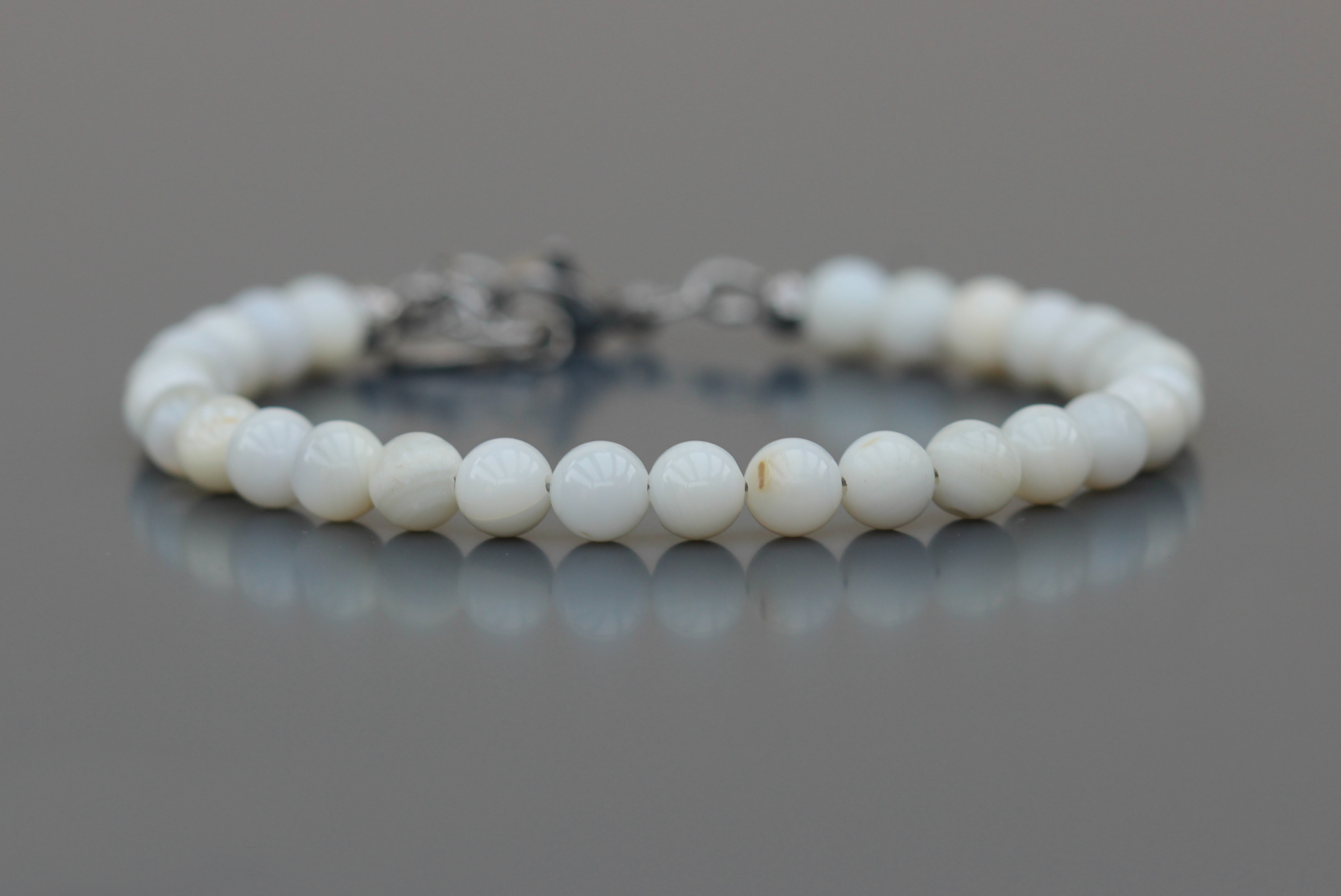 Bracelet Océdah en perles rondes de nacre blanche et apprêts acier inoxydable par DorienneBCréations