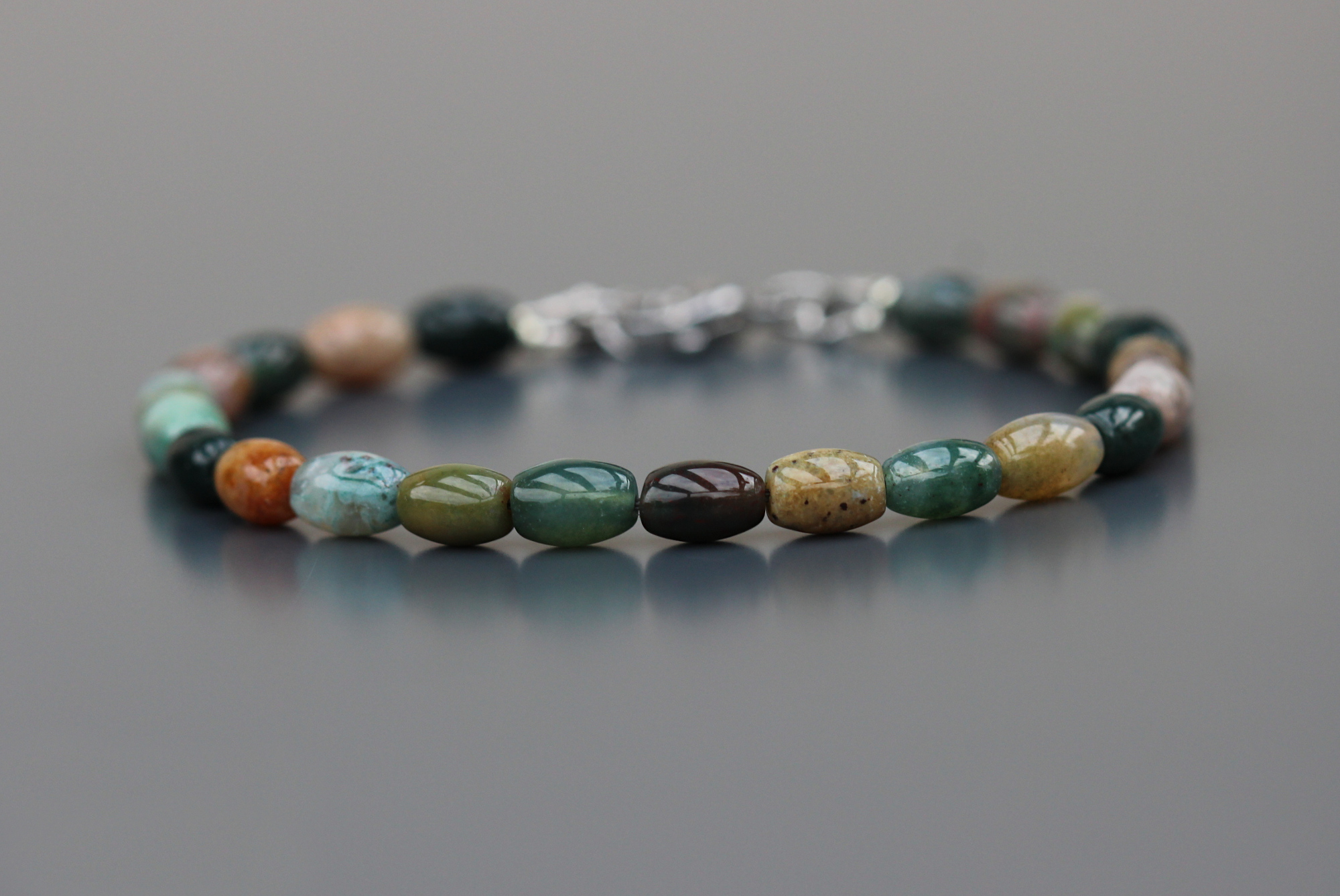 Bracelet Asha en perles olives dagate indienne avec apprêts en acier inoxydable