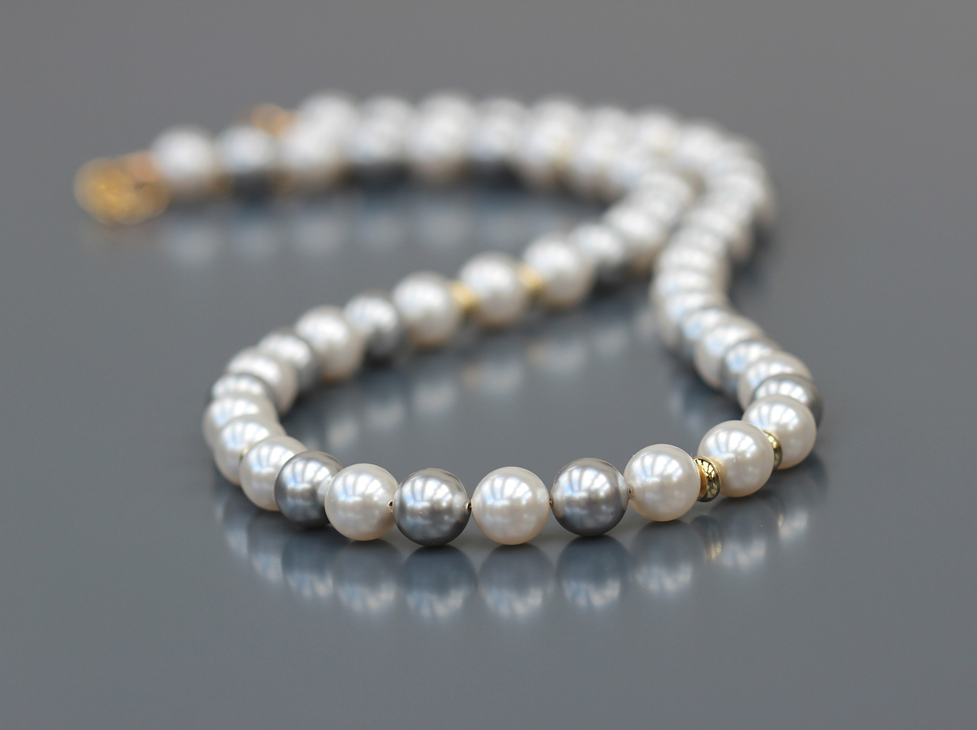 Collier Gisèle en perles rondes cristal blanc nacré avec heishi disque acier inox doré