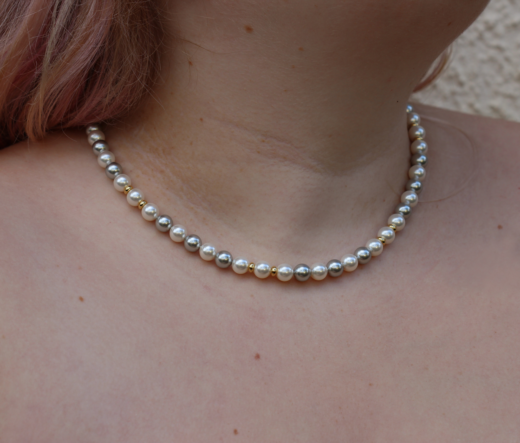 Collier Gisèle pour femme en perles cristal et acier inox doré porté par modèle
