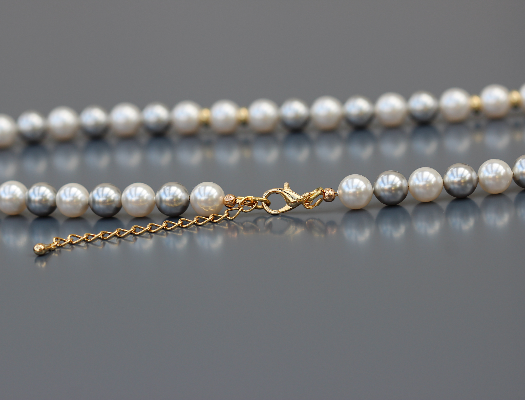 Fermoir et extension laiton doré or fin du collier mi-long Gisèle en perles rondes nacrées blanches