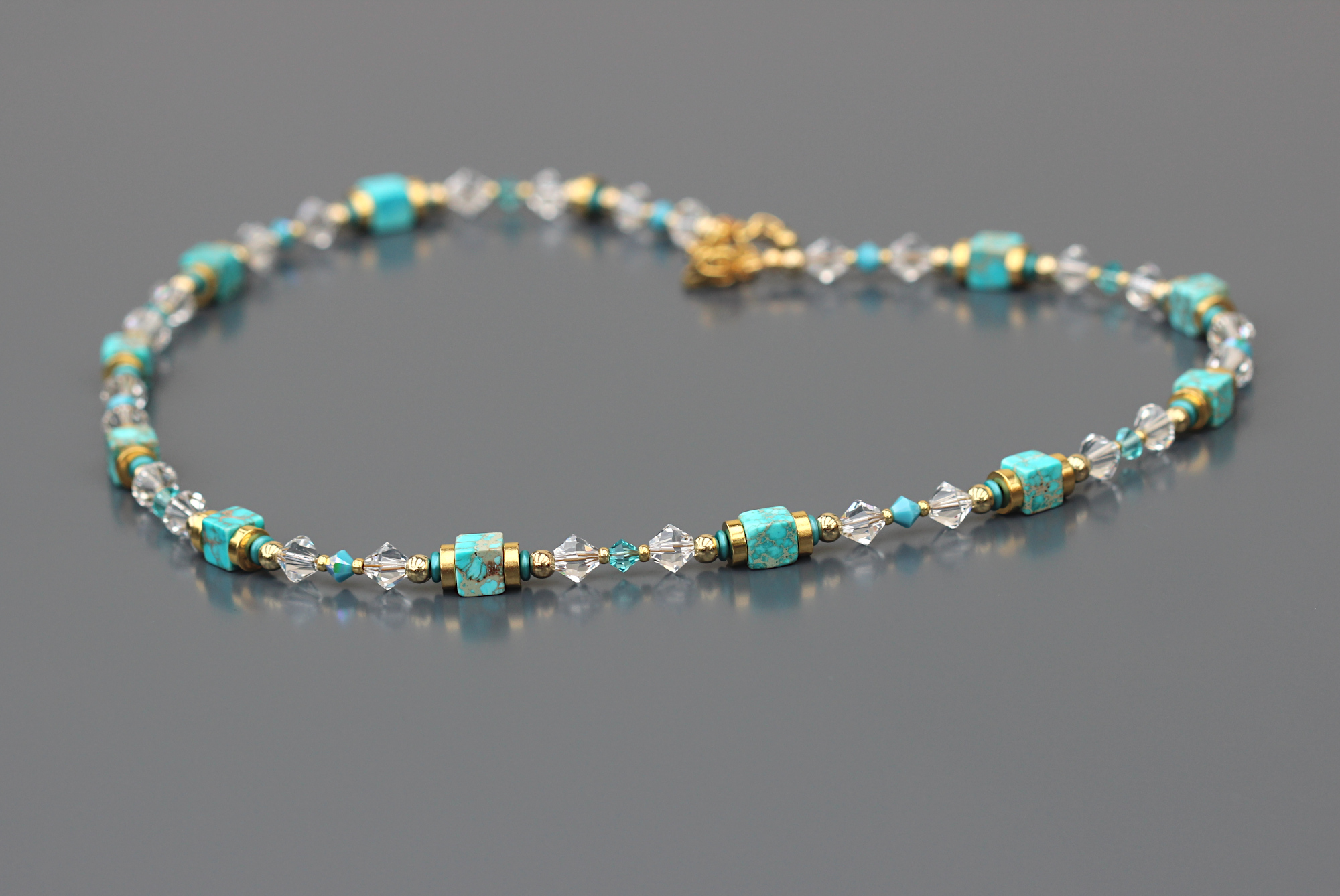 Collier femme en cubes Jaspe impérial turquoise avec perles bicônes en cristal, heishi et perles rondes en inox doré