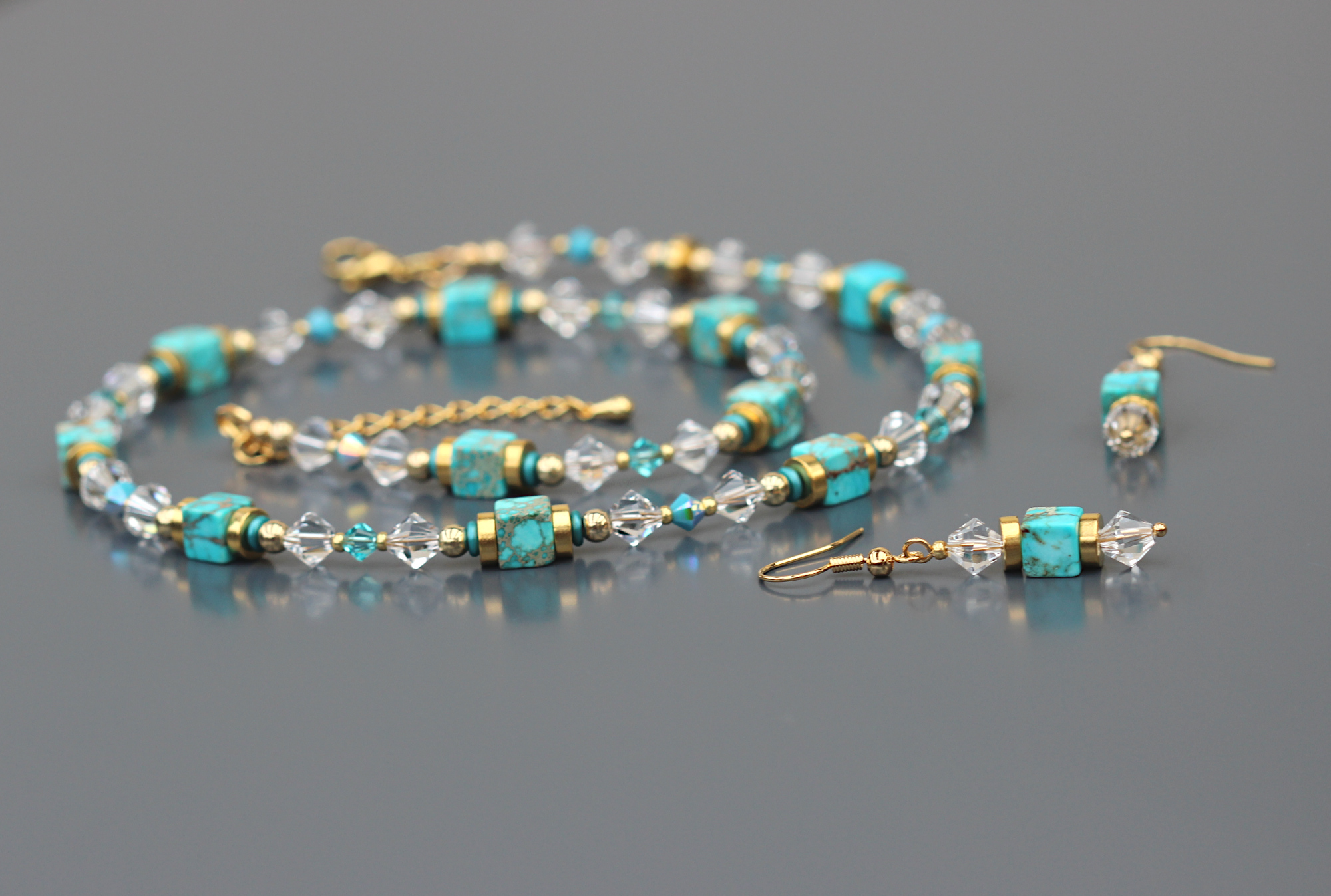 Collier femme et boucles doreilles en Jaspe impérial turquoise et Cristal européen. Apprêts acier inoxydable doré