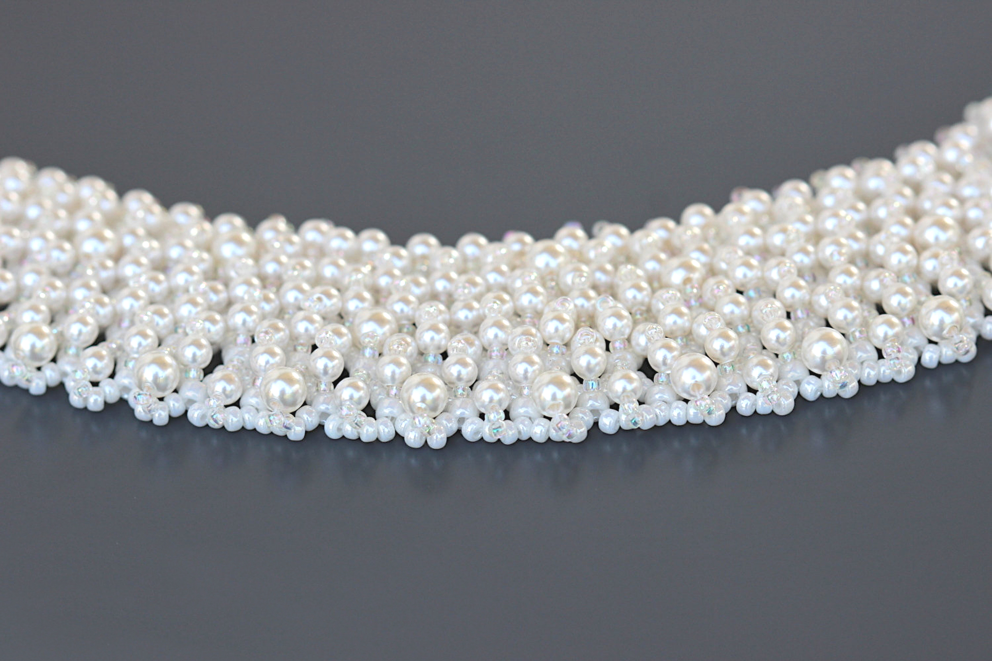 Collier Athèna avec perles nacrées blanches et rocailles tissées vu de près