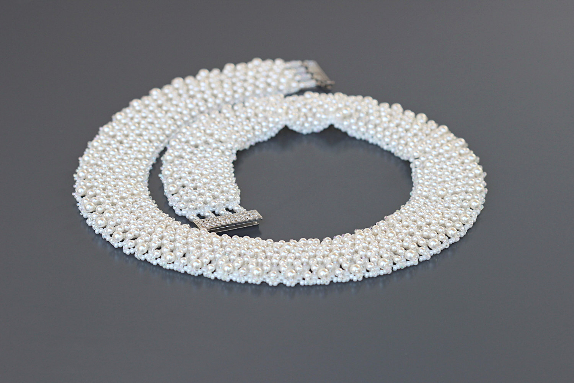 Collier plastron blanc nacré tissé à laiguille avec des rocailles Miyuki et des perles rondes nacrées blanches