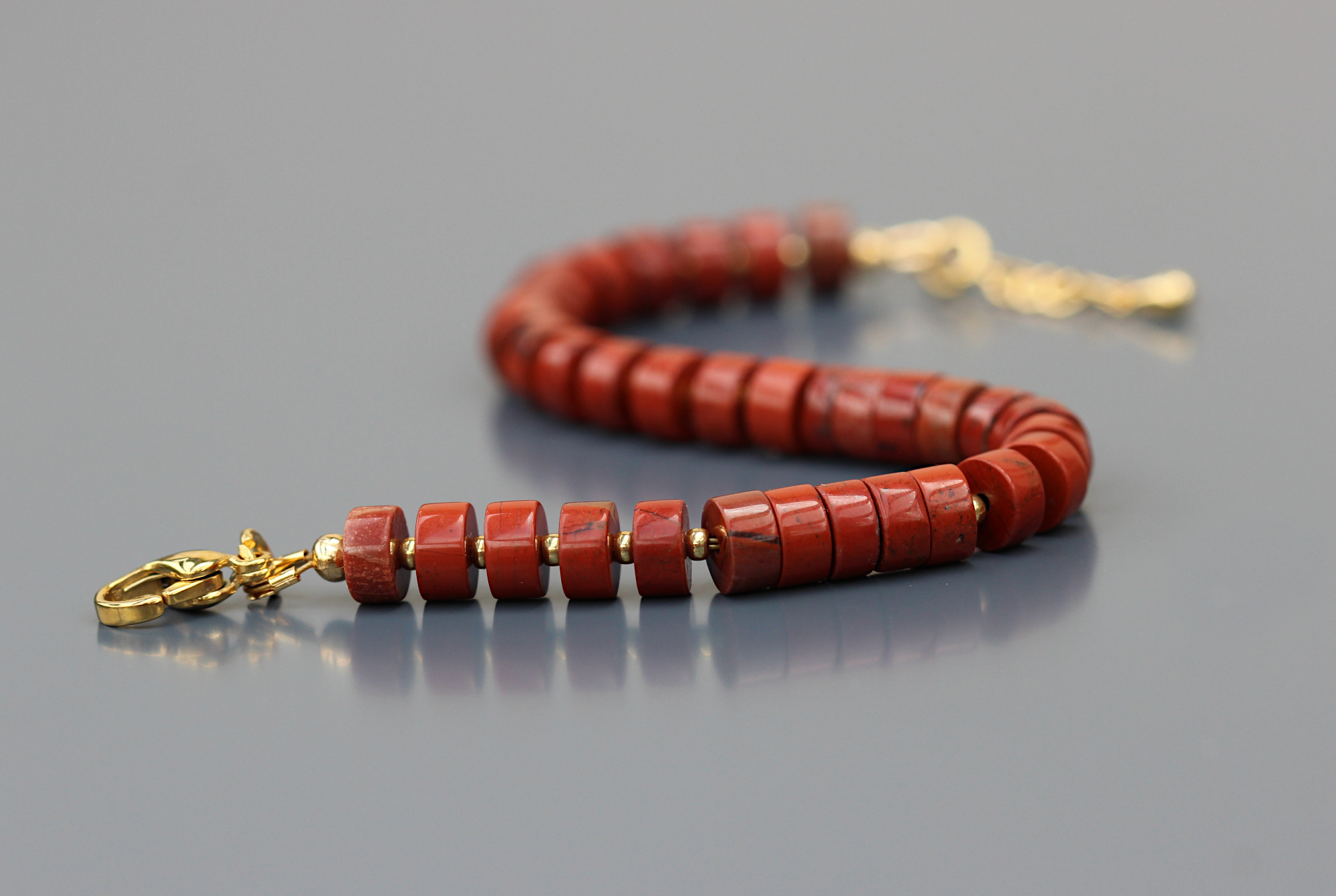 Bracelet Heishi Jaspe rouge et acier inox doré